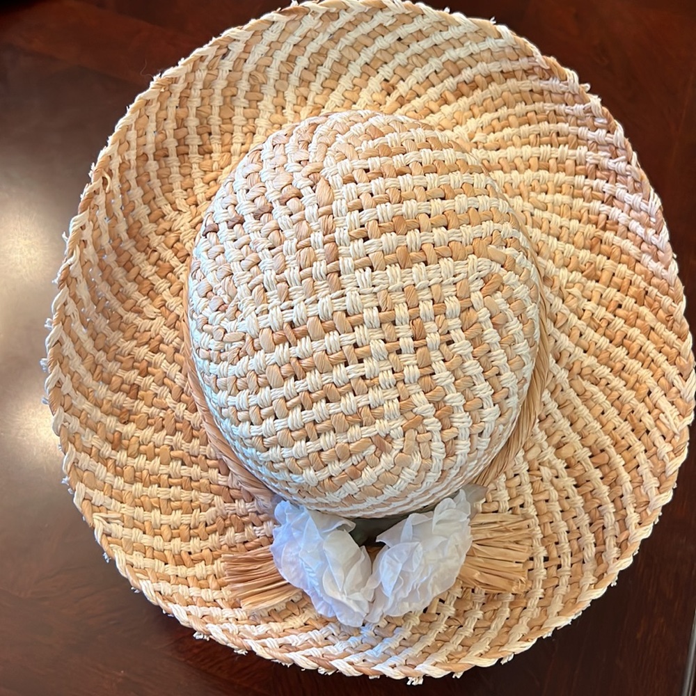 Gorgeous summer straw like hat with white flowers like new - Picture 5 of 17